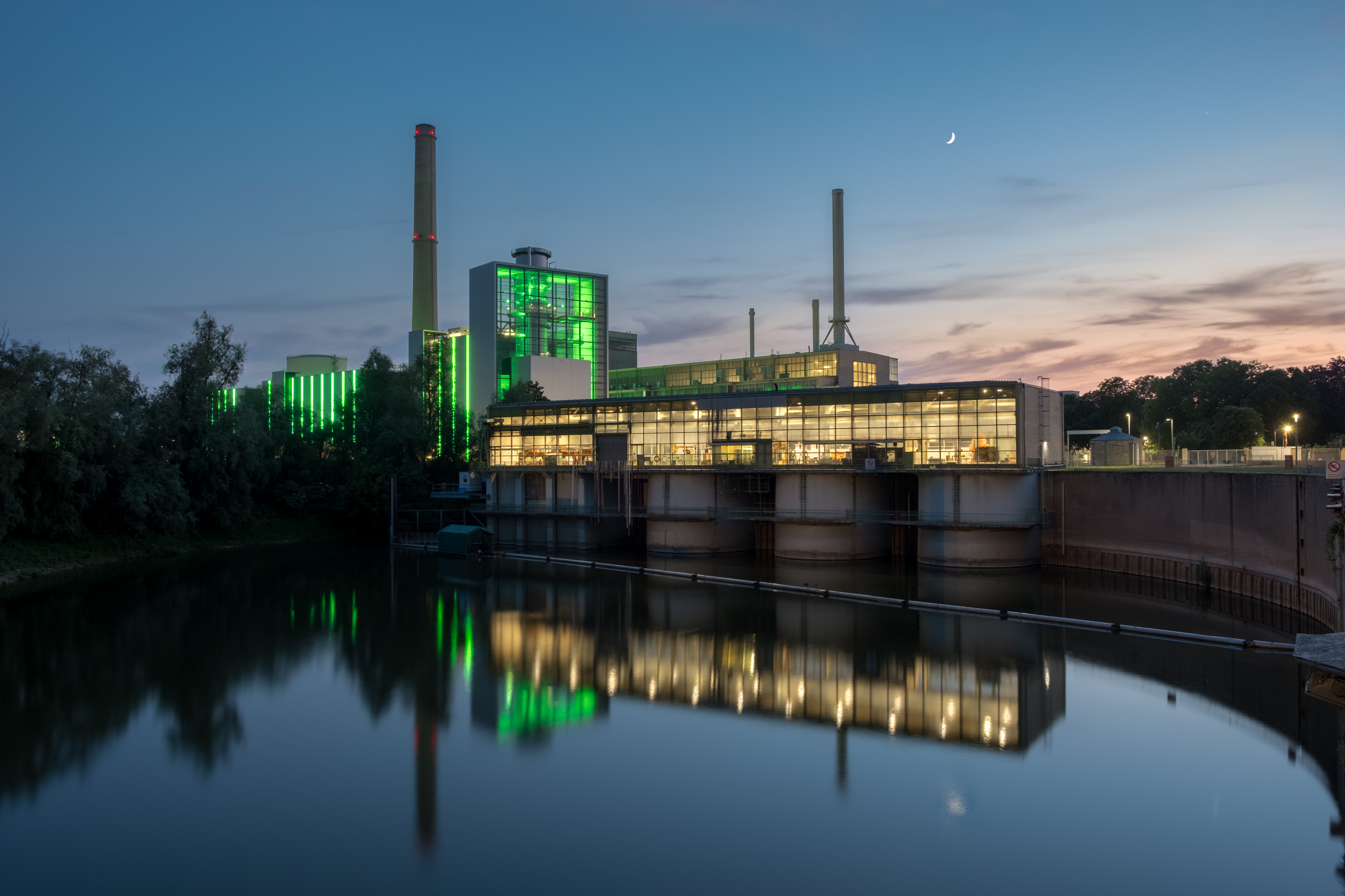 Fotograf: Thorsten Bischof, Das Bild zeigt den Block "Fortuna" des Gas- und Dampfturbinenkraftwerks "Lausward" zur Blauen Stunde.